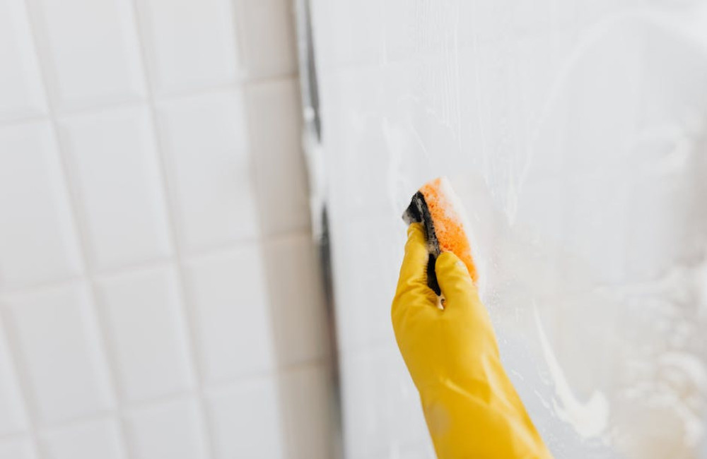 Hoe verwijder je hardnekkige kalkaanslag in de badkamer zonder agressieve middelen