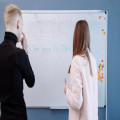 Is het nou 'tenminste' of 'ten minste'?